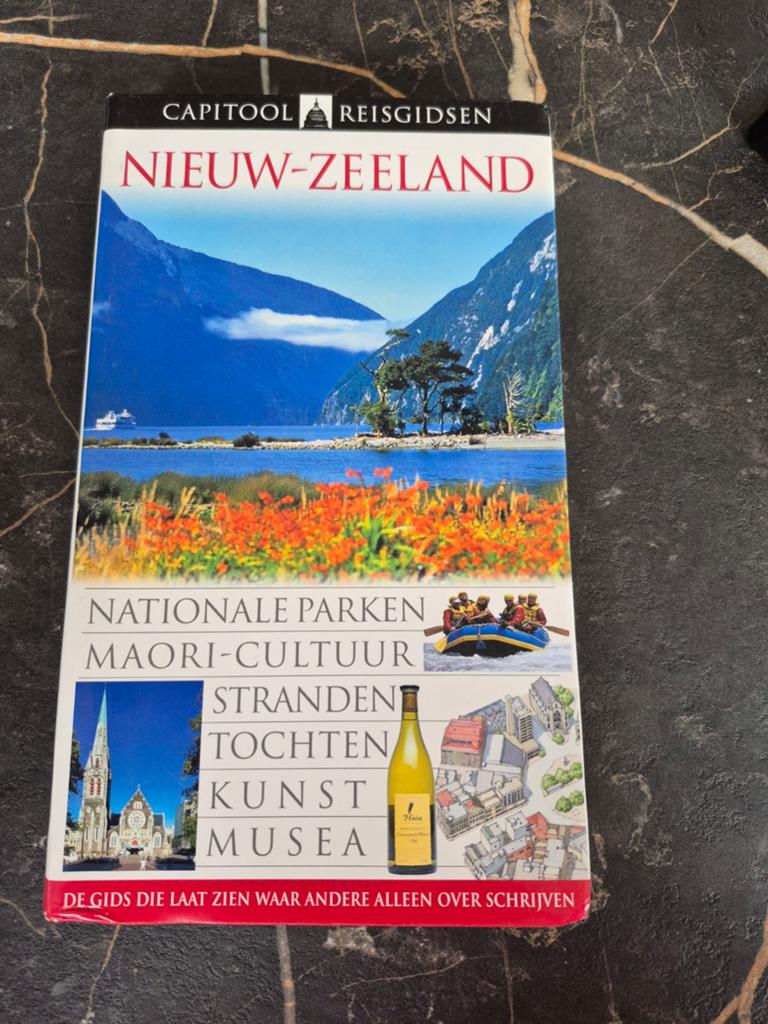 Capitool Reisgidsen Nieuw-Zeeland uit 2005, Capitool, Zo goed als nieuw, Reisgids of -boek, Timothy Auger