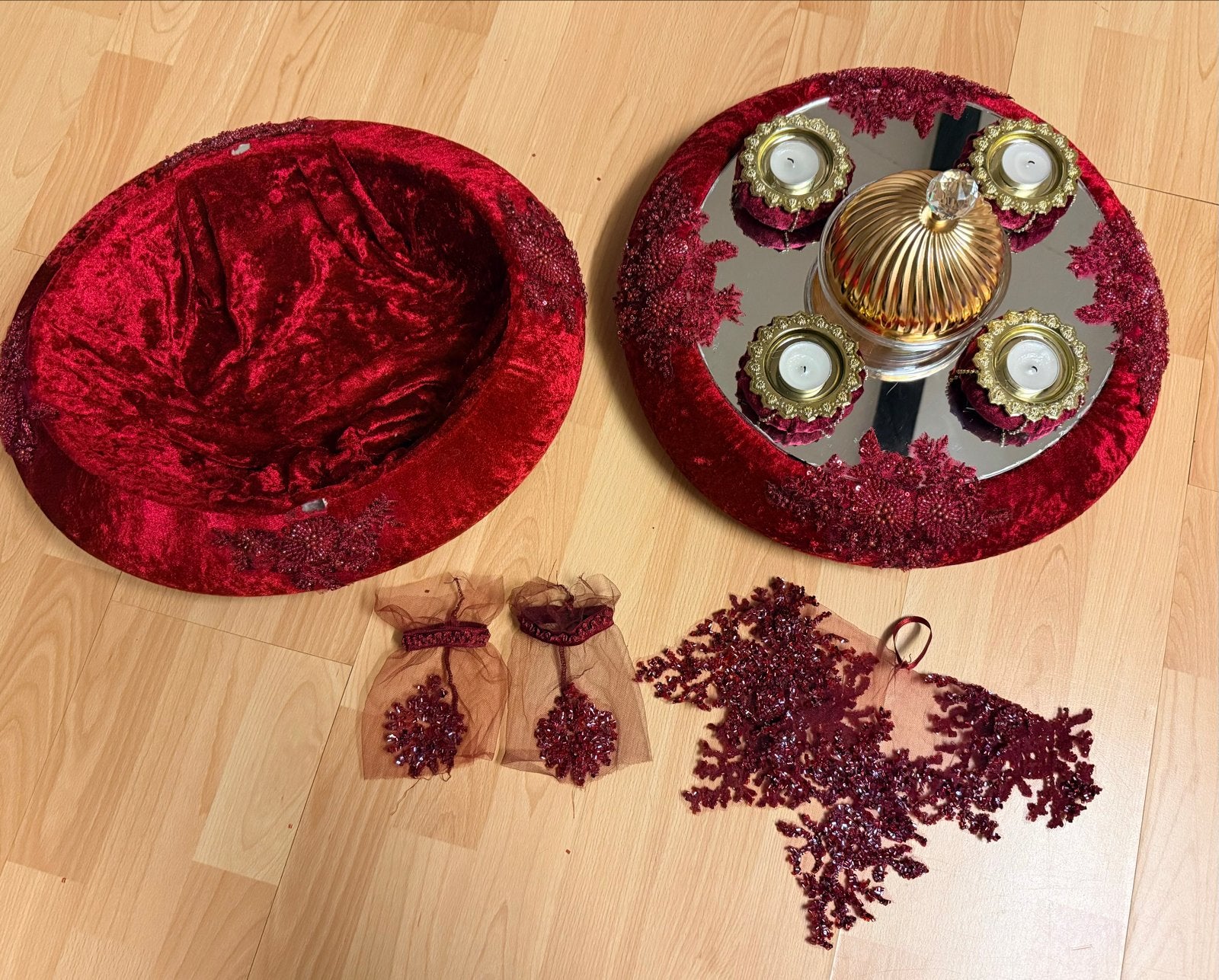 Decoratieve set: fluwelen schaal, spiegelblad, kaarsjes, Ophalen of Verzenden, Zo goed als nieuw