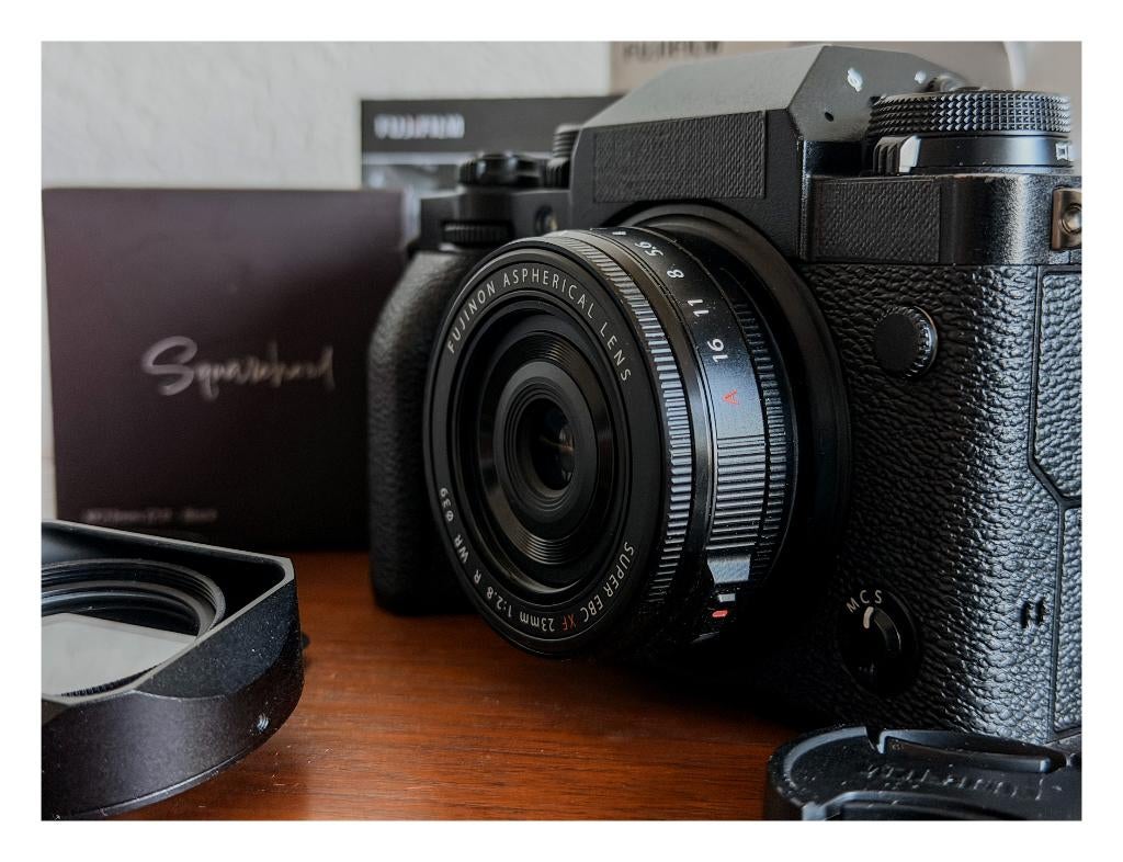 Fujifilm XF23mm f/2.8 pancake zwart + EXTRAS, Ophalen of Verzenden, Zo goed als nieuw, Standaardlens