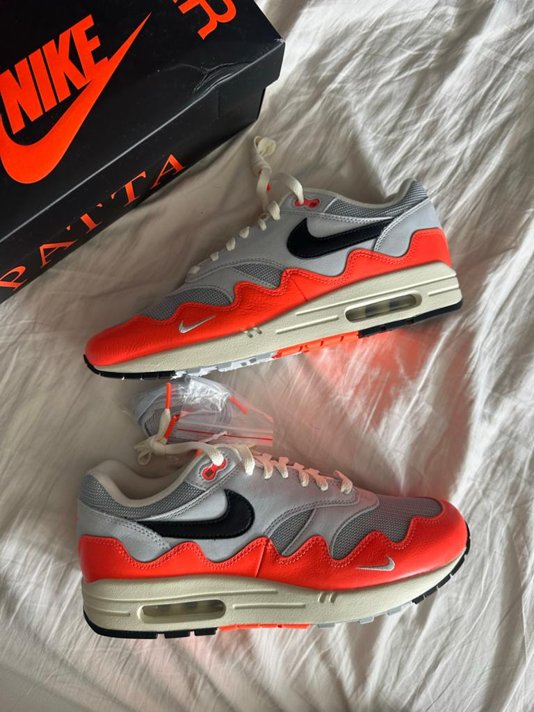Patta x Nike Air Max 1 Crimson Wave - Maat 44.5 - Nieuw, Ophalen of Verzenden, Nieuw, Overige kleuren, Sneakers of Gympen
