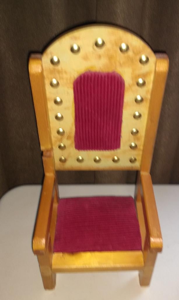 Licht houten  rechte poppenstoel met armleuningen;, Verzamelen, Poppen, Ophalen of Verzenden, Gebruikt, Accessoires