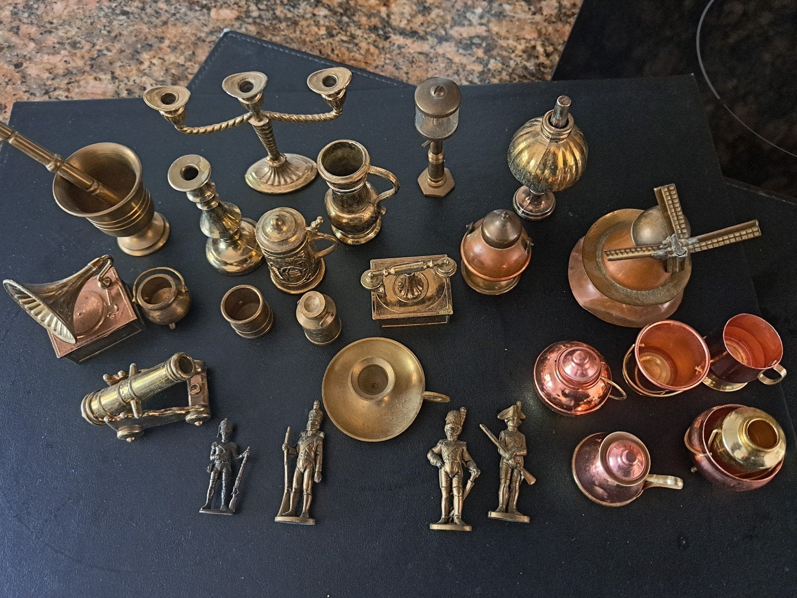 Verzameling van miniatuur koperen en bronzen objecten, Ophalen of Verzenden, Koper