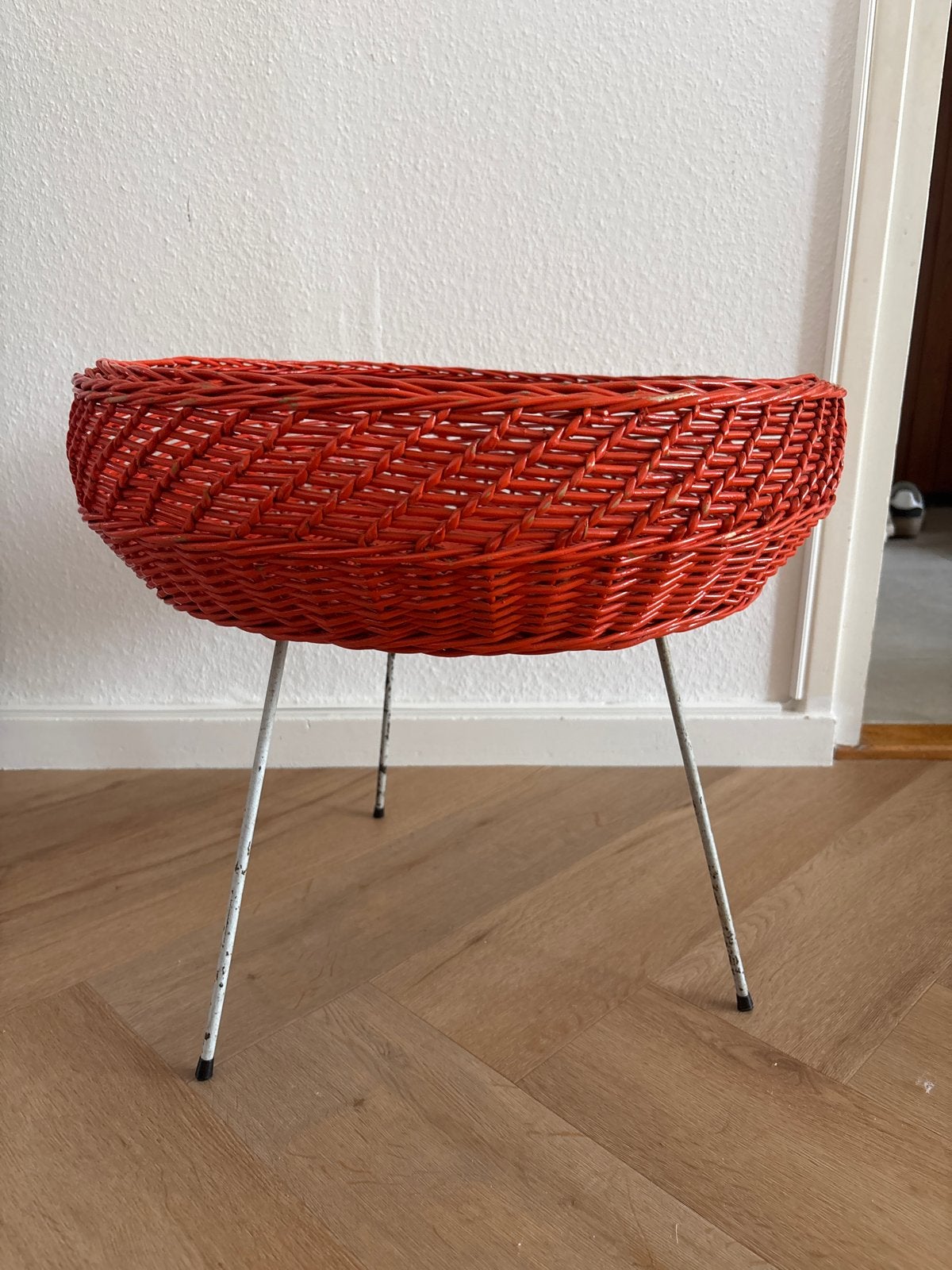 Vintage oranje mand op pootjes, Ophalen, Vintage, Gebruikt, Natuurlijk materiaal