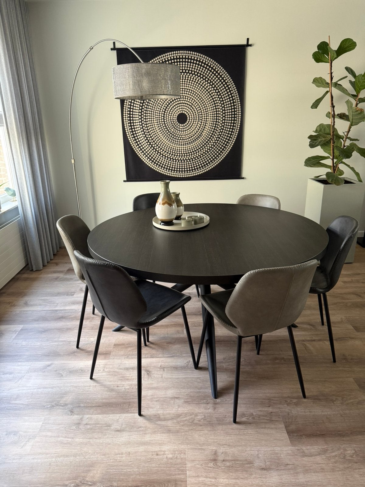 Ronde eettafel Ø150 cm, zwart mangohout, metalen spinpoot, Ophalen, 150 tot 200 cm, Rond, Zo goed als nieuw