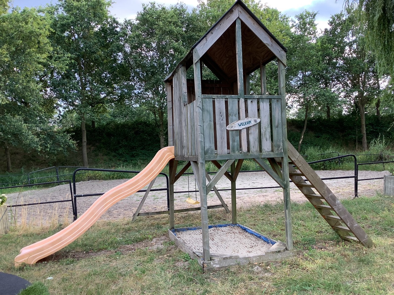 HOUTEN SPEELHUISJE MET GLIJBAAN, SCHOMMEL EN ZANDBAK, Ophalen, Gebruikt, Hout