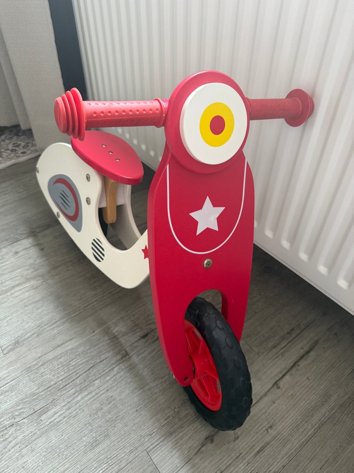 Hema Houten loopfiets scooter rood/wit, Kinderen en Baby's, Speelgoed | Buiten | Voertuigen en Loopfietsen, Ophalen, Gebruikt