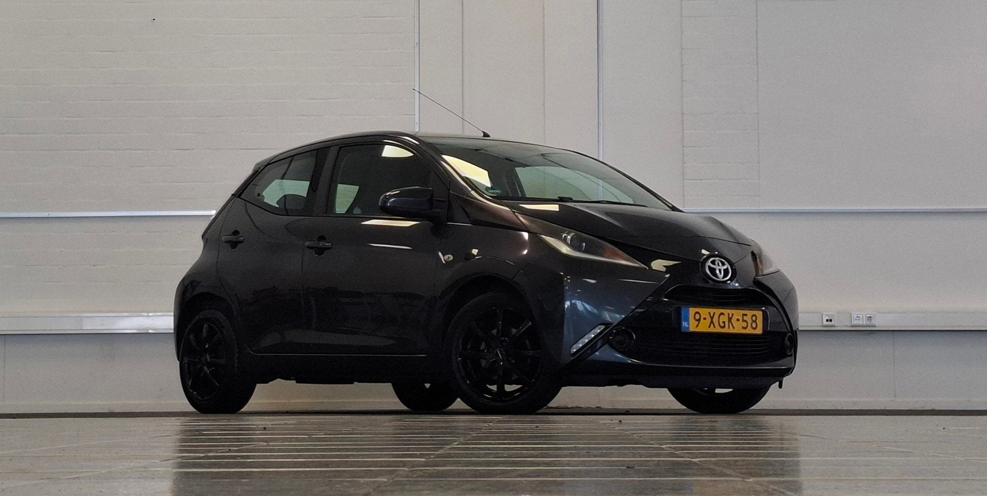 Toyota Aygo 1.0i VVT-i x-play Camera LM velgen 5drs LM Velge, Voorwielaandrijving, Euro 5, Gebruikt, Zwart