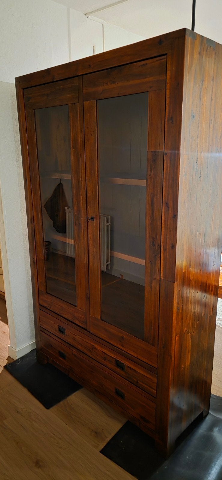 Massief houten vitrinekast met lades en glazen deuren, Huis en Inrichting, Kasten | Vitrinekasten, Ophalen, Gebruikt, 25 tot 50 cm