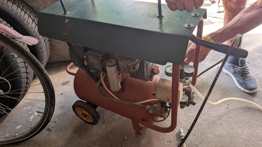 Mobiele compressor met drukschakelaar, Minder dan 25 liter, Ophalen, 200 tot 400 liter/min, Mobiel