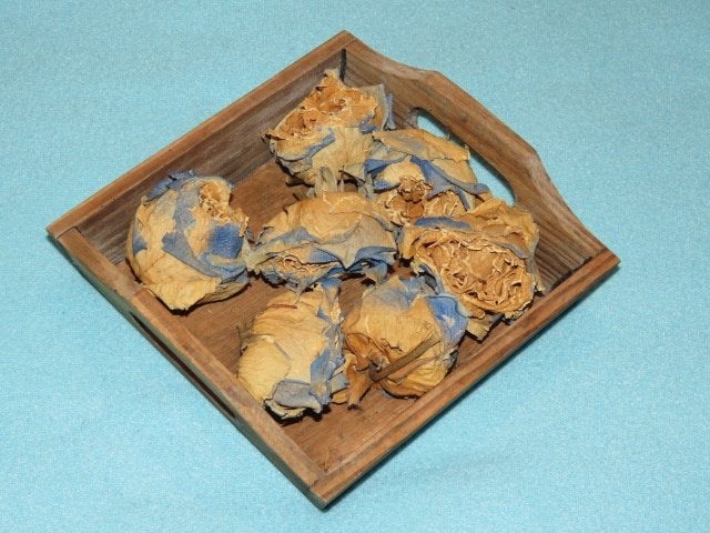 1 EURO OF GRATIS Houten bakje met gedroogde rozen, Antiek en Kunst, Curiosa en Brocante, Ophalen