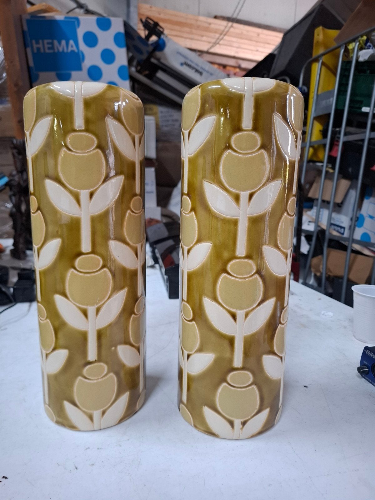 Set van 2 handgemaakte aardewerken vazen met tulpdesign, Antiek en Kunst, Ophalen