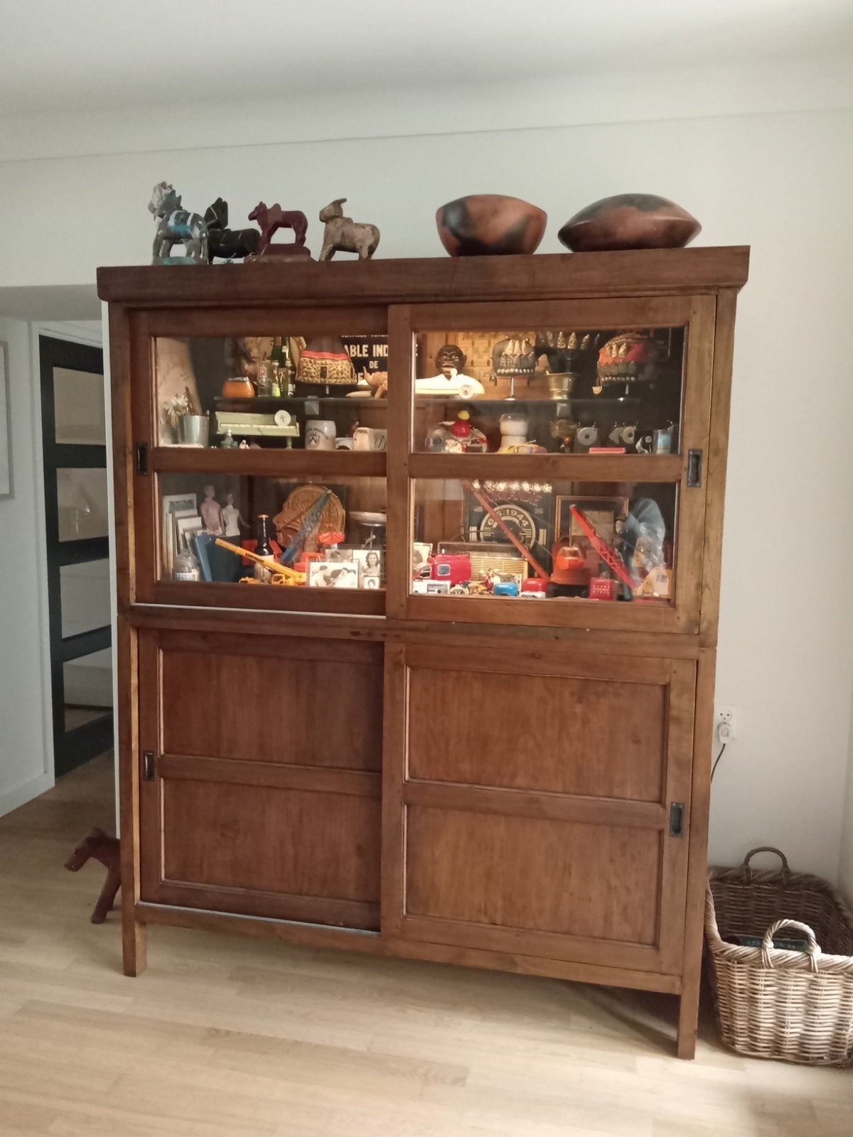 Vitrinekast, hout, 198 cm hoog, 160 cm breed, 49 cm diep., Ophalen, Met deur(en), Glas, 150 tot 200 cm
