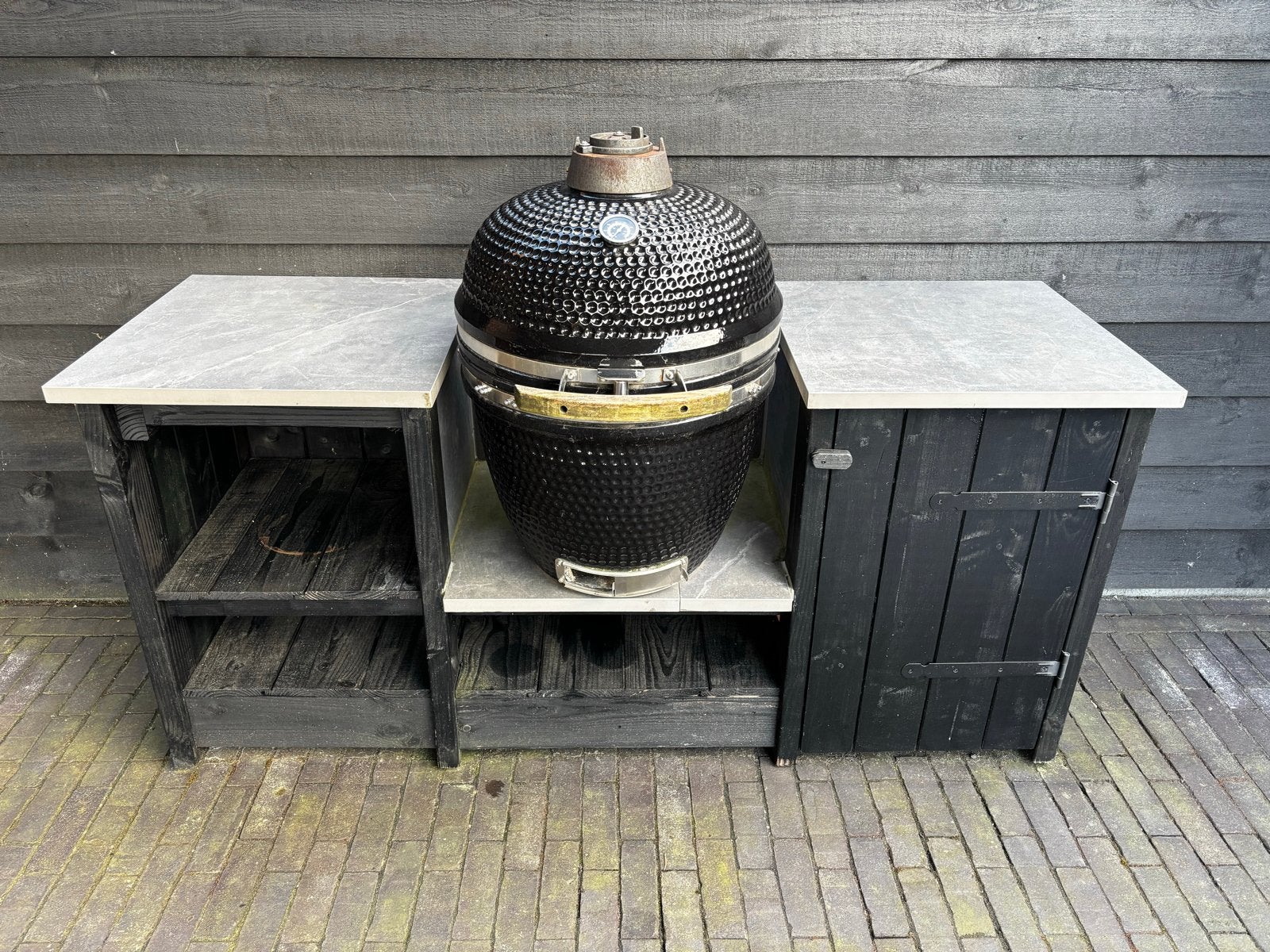 Kamado BBQ met buitenkeuken, Tuin en Terras, Houtskoolbarbecues, Ophalen, Gebruikt, Met accessoires