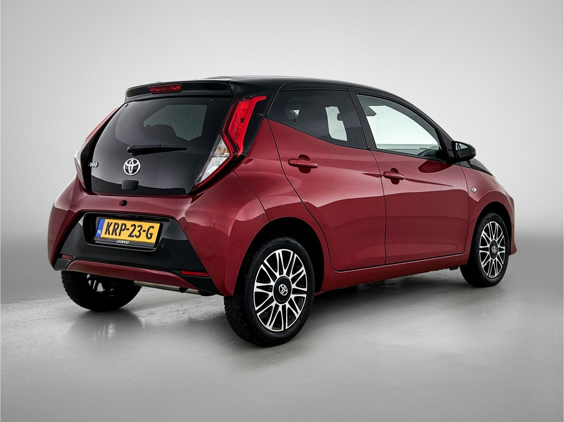 Toyota Aygo 1.0 VVT-i x-cite *automaat | Parkeersensoren voo, 12 maanden, Gebruikt, 4 stoelen, Leder en Stof