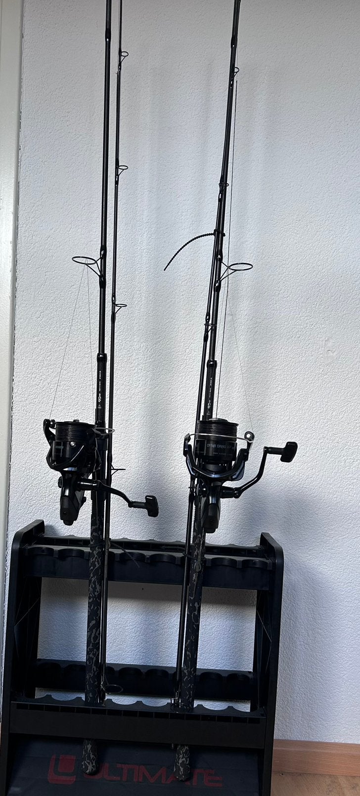 Sonik xtractor dark camo hengels met okmuma dyna drag molens, Ophalen, Zo goed als nieuw, Werphengel