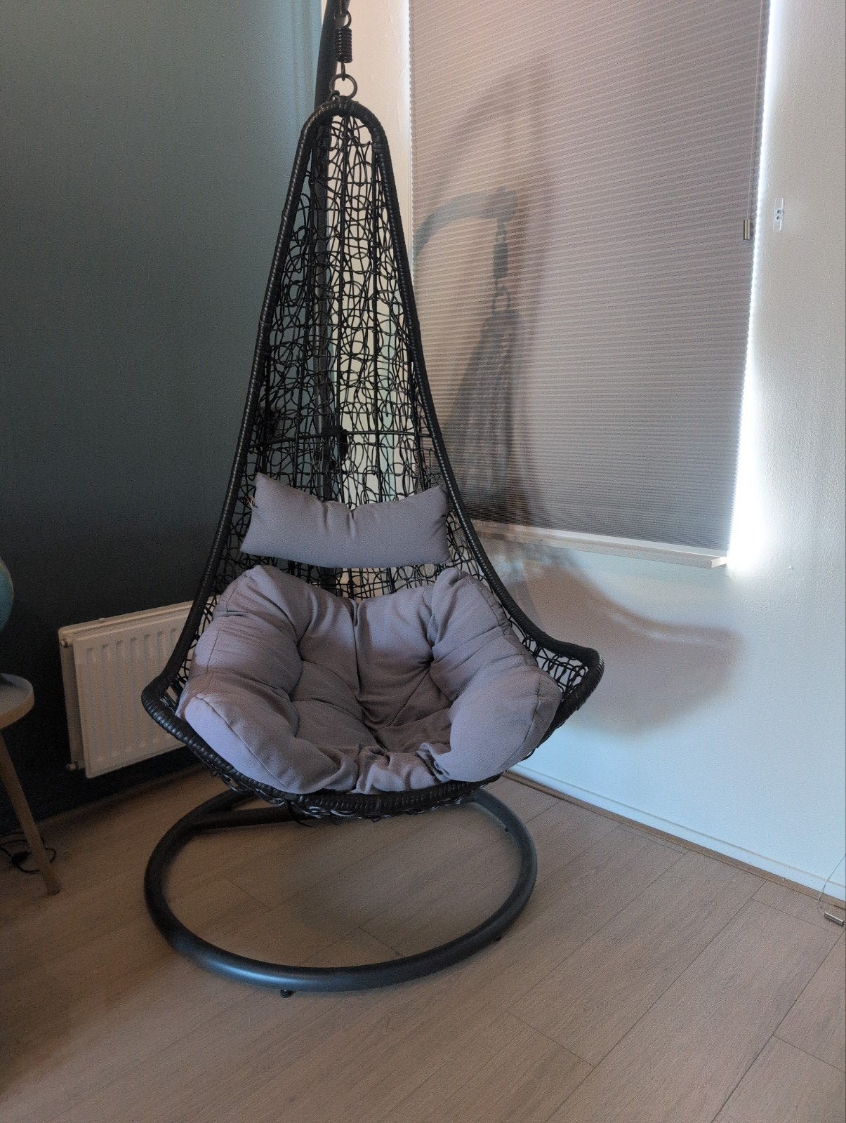 Intratuin Feye Hangstoel met standaard en kussens, Ophalen, Modern, Bohemian, Zwart, Zo goed als nieuw