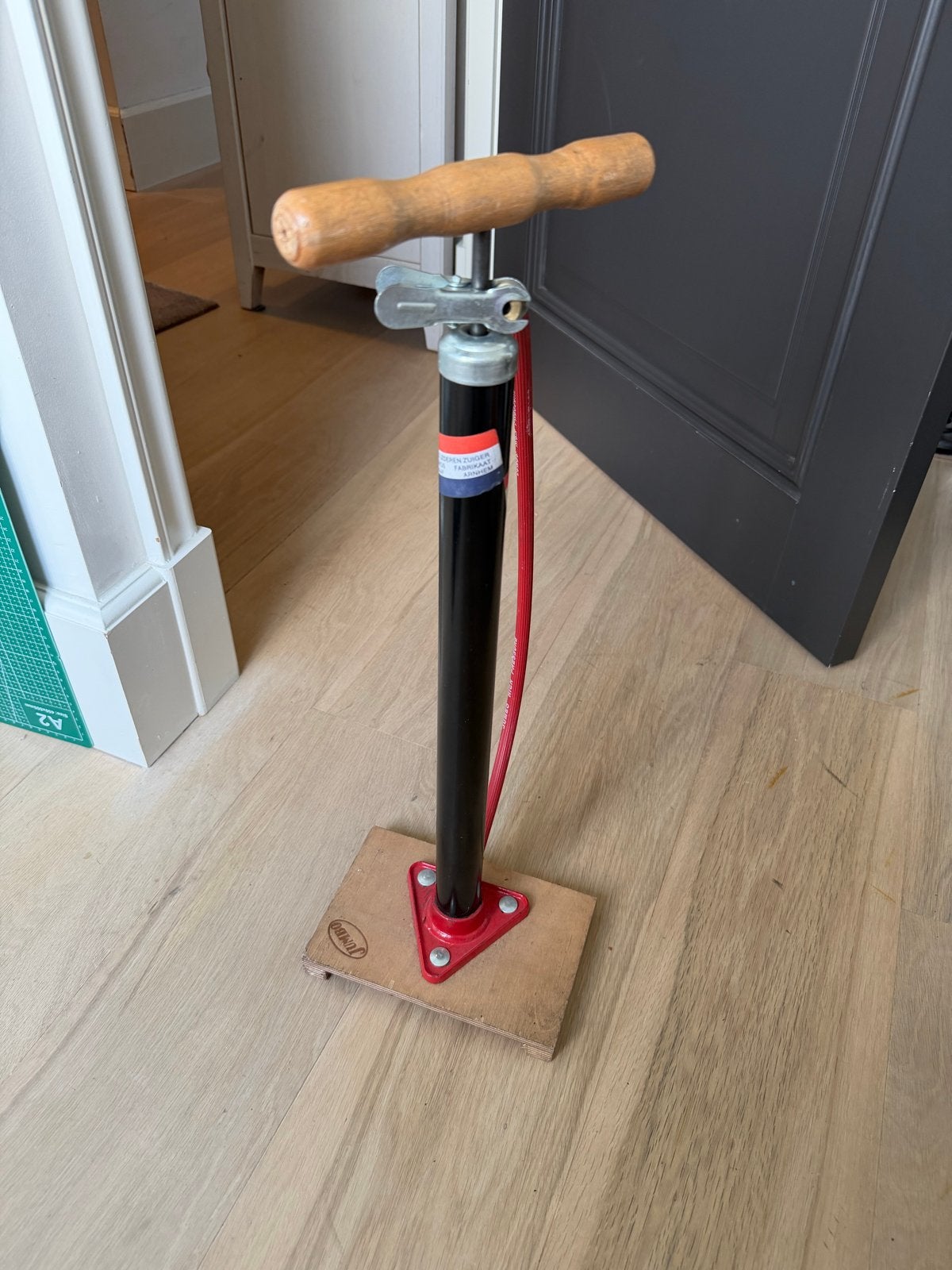 Voetpomp met houten handvat, Ophalen, Gebruikt