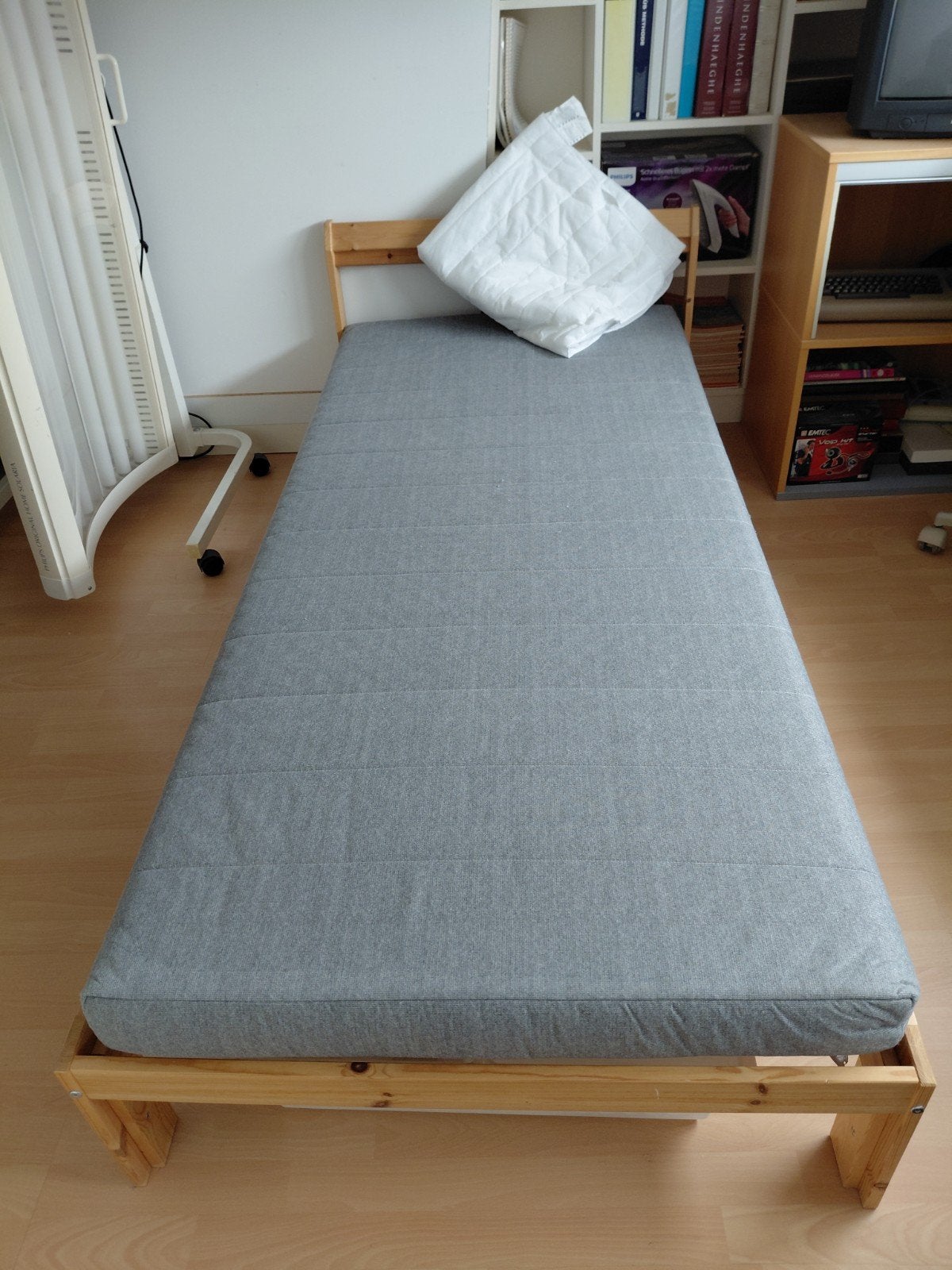 Eenpersoonsbed IKEA NEIDEN met matras - Zo goed als nieuw, Ophalen, 90 cm, Zo goed als nieuw, Minimalistisch
