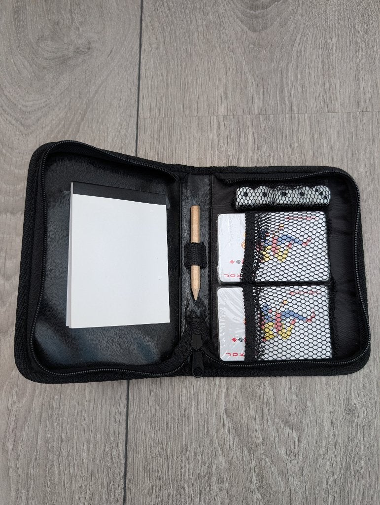 Etui met 2 sets kaarten, 5 dobbelstenen en schrijfblokje, Hobby en Vrije tijd, Een of twee spelers, Ophalen of Verzenden, Zo goed als nieuw