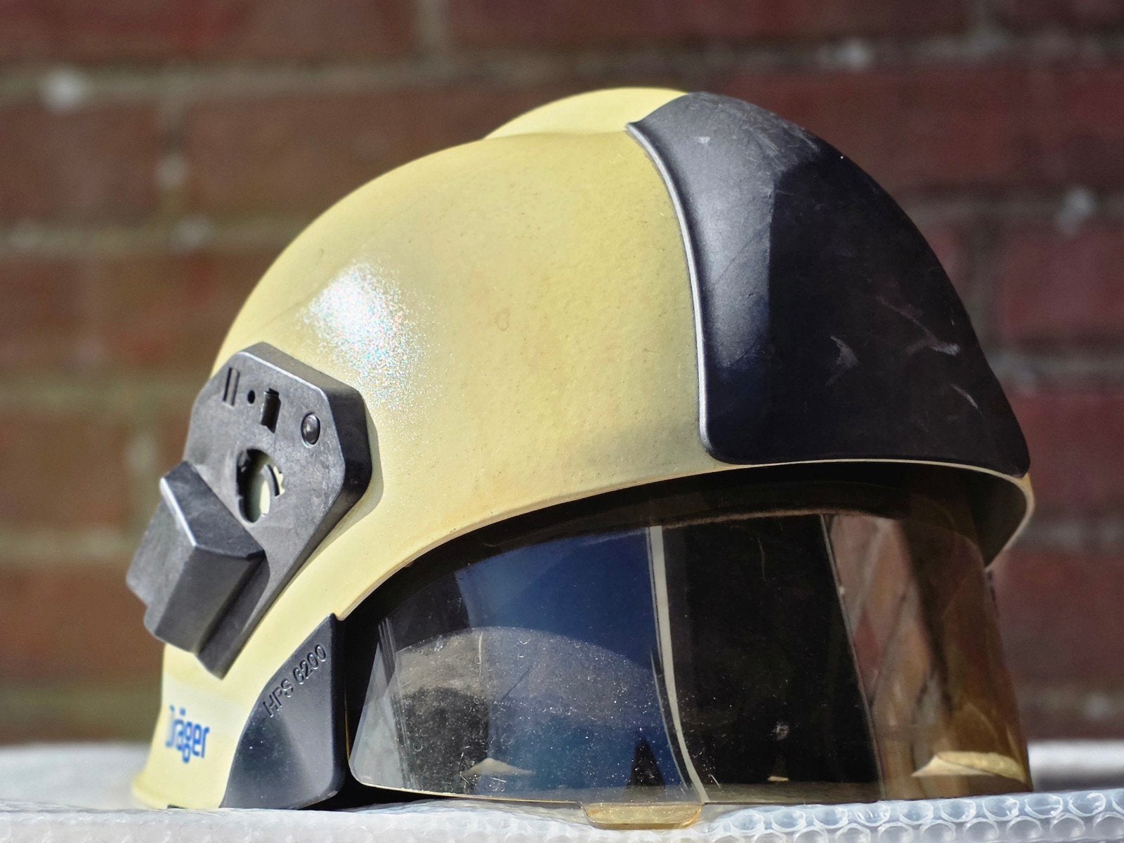 brandweerhelm brandweer Dräger HPS6200, Ophalen of Verzenden, Landmacht, Nederland, Embleem of Badge