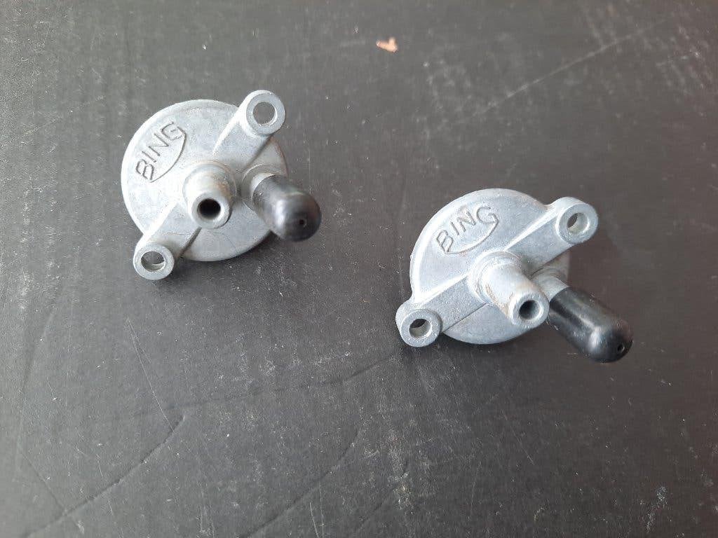 N.O.S 2 x origineel BING vlotterbak deksel, Ophalen, Nieuw, Carburateur, Overige merken