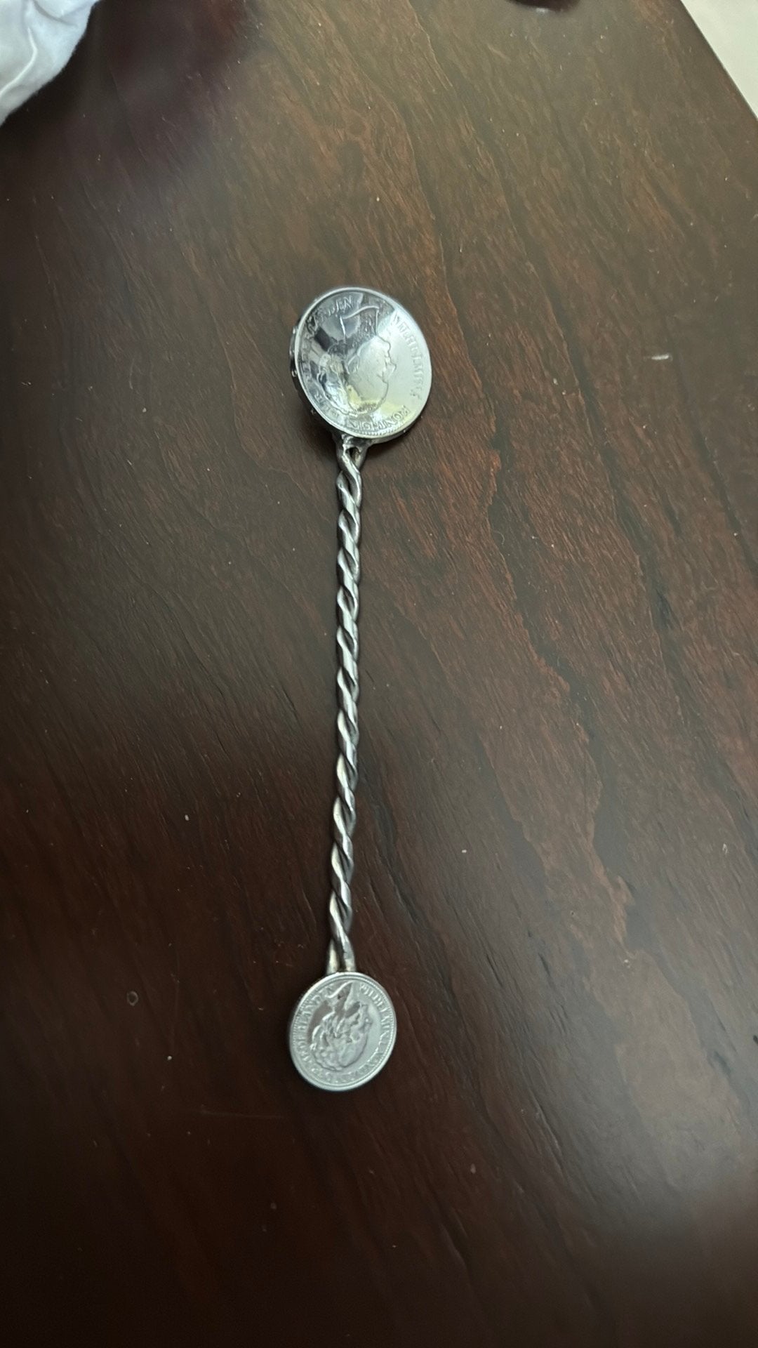 Zilveren theelepel met munt 10 cent 1941 en een halve gulden, Ophalen
