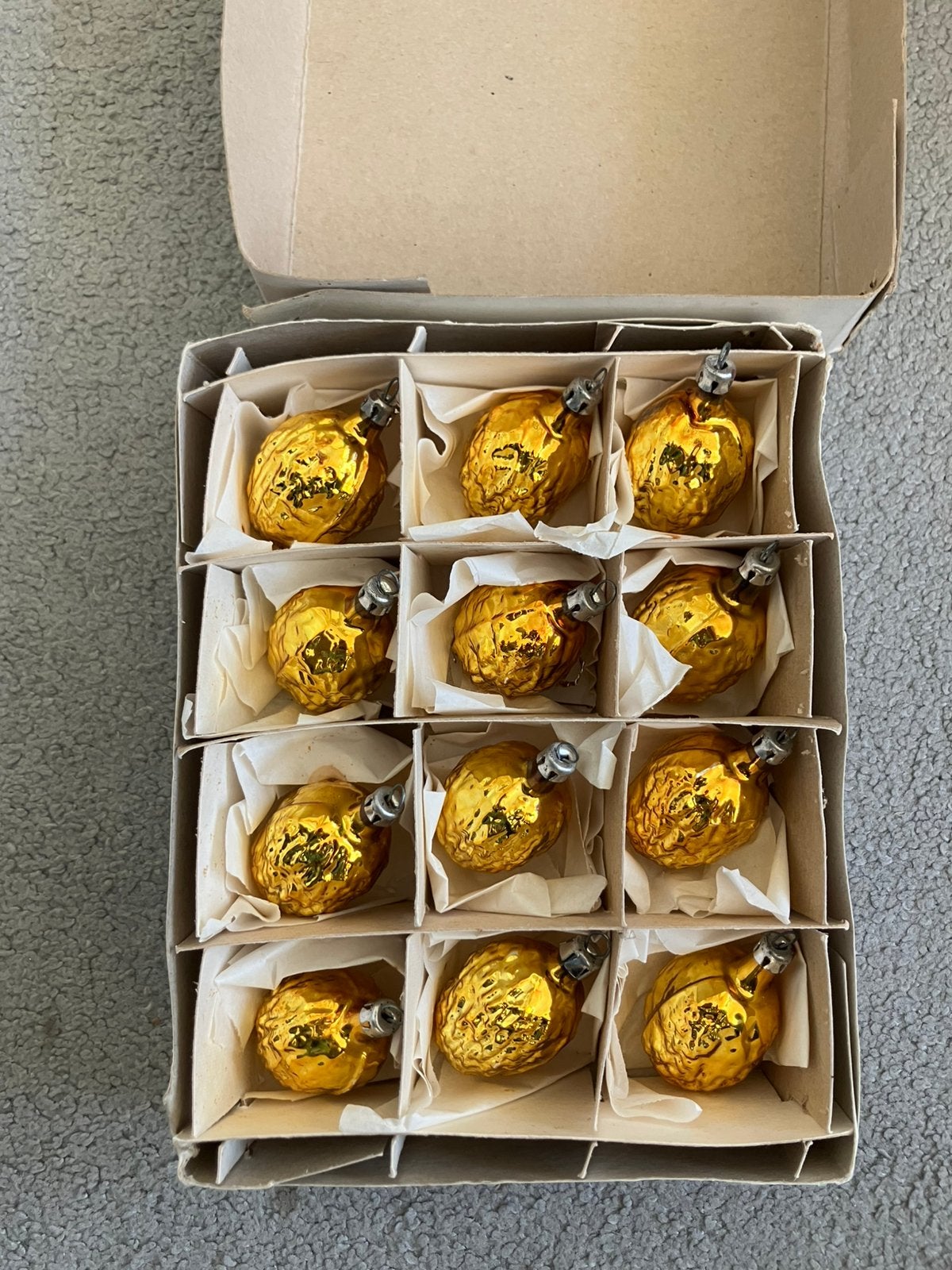 12 vintage gouden noten kerstballen antiek, Diversen, Ophalen of Verzenden, Gebruikt