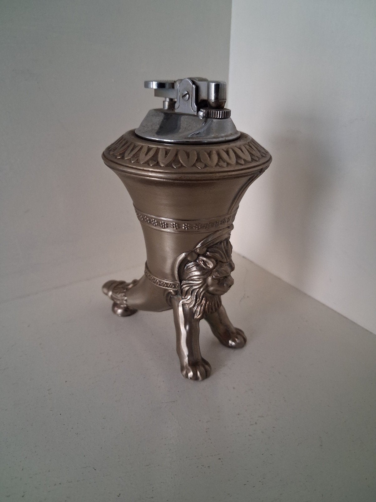 ​Vintage Metalen Tafelaansteker – Leeuw op Pootjes, Ophalen of Verzenden