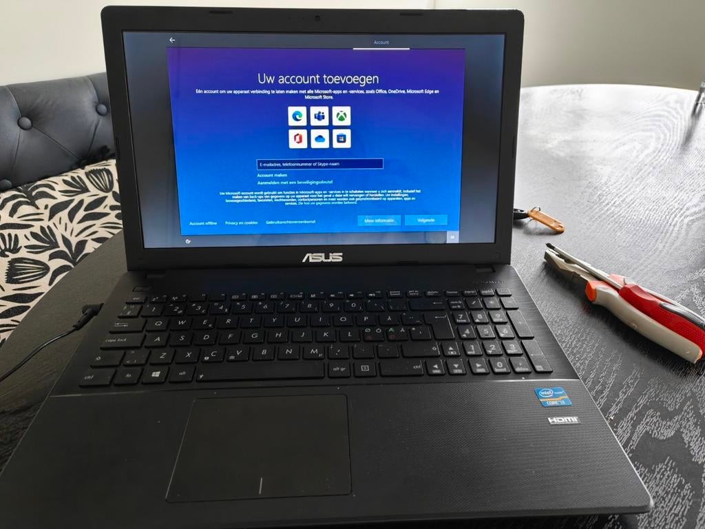 ASUS Laptop met Zweeds QWERTY toetsenbord en Windows 10 Pro, Gebruikt, 8 GB, ASUS, Ophalen of Verzenden