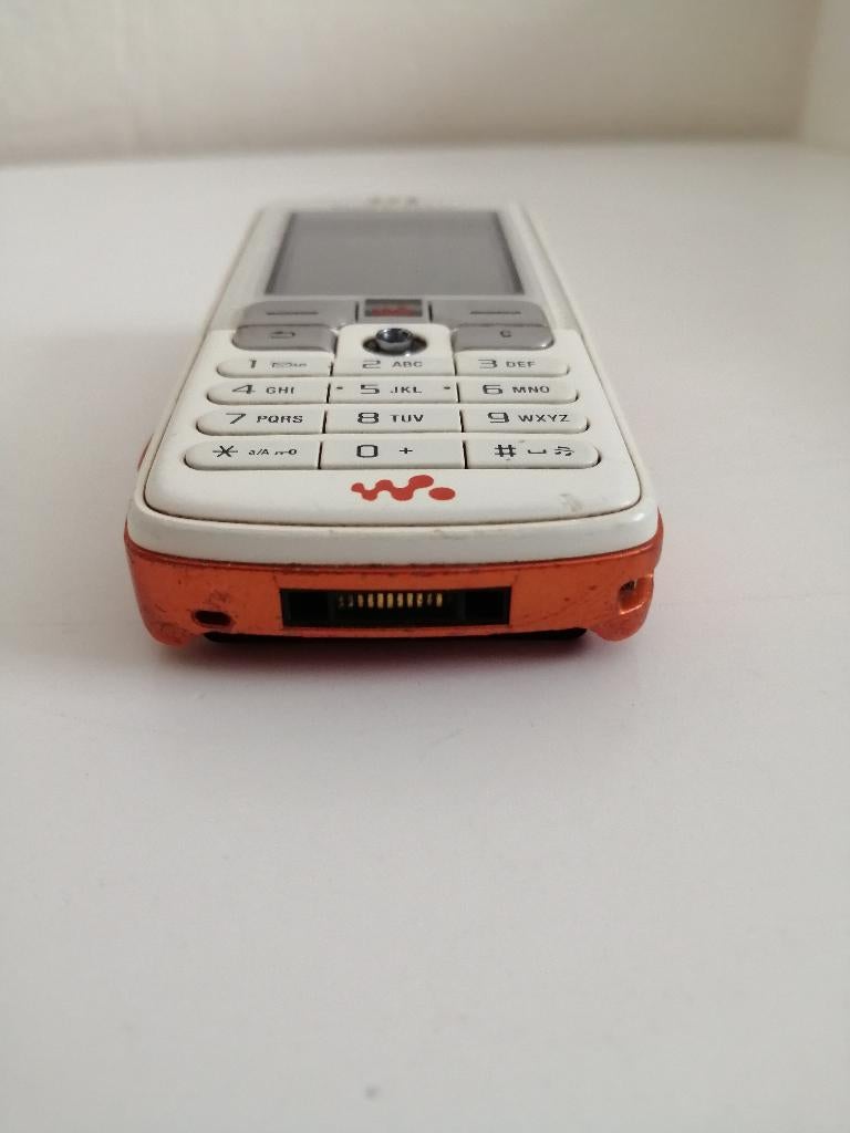 OP=OP!!! SONY ERICSSON ORANJE/WIT WALKMAN MOBIEL 2005 GSM, Telecommunicatie, Gebruikt, Verzenden, Wit, Overige systemen