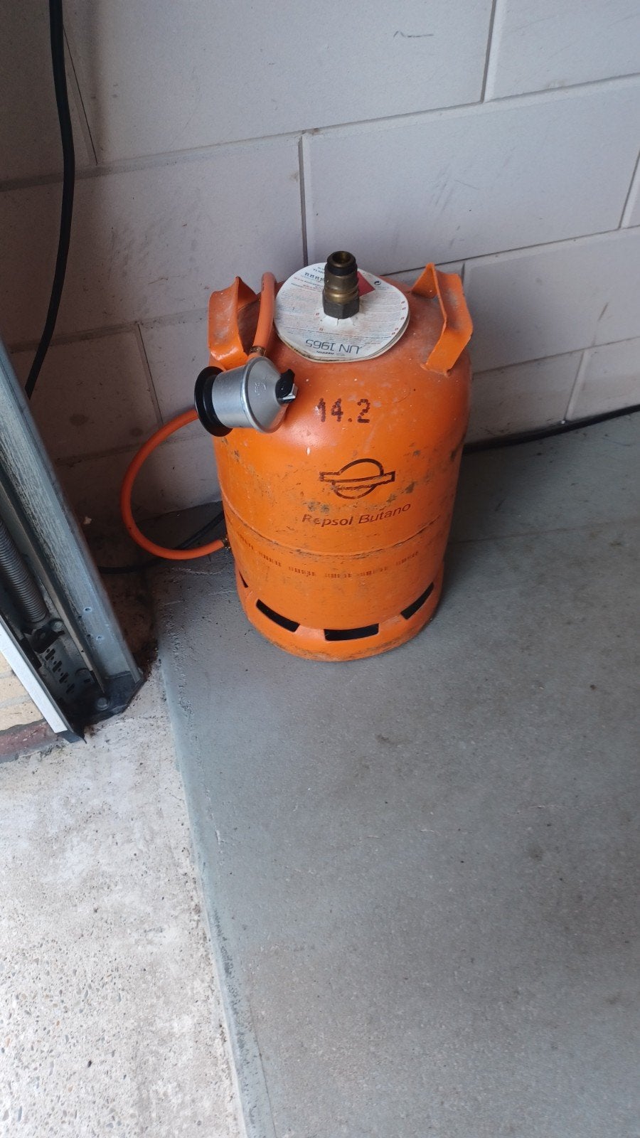 Spaanse gasfles met drukregelaar.  Driekwart vol., Ophalen