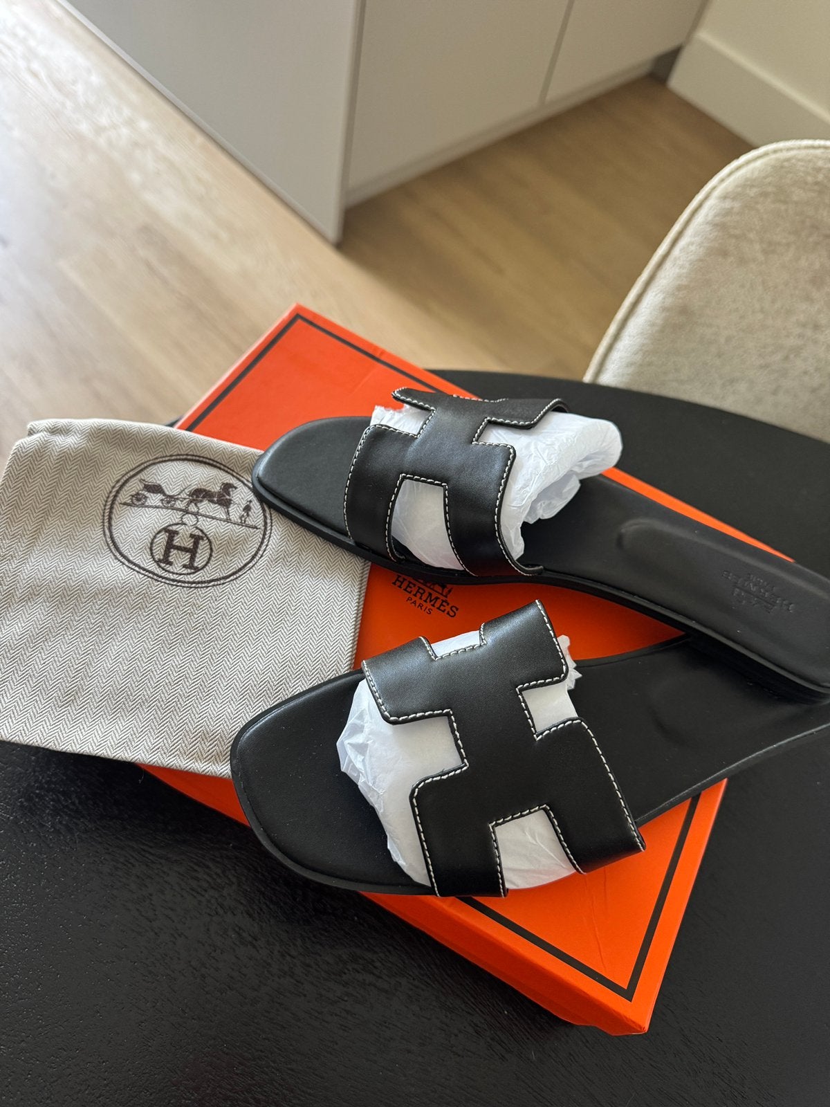 Zwarte slippers nieuw in doos, Kleding | Dames, Slippers, Zwart, Nieuw, Ophalen of Verzenden
