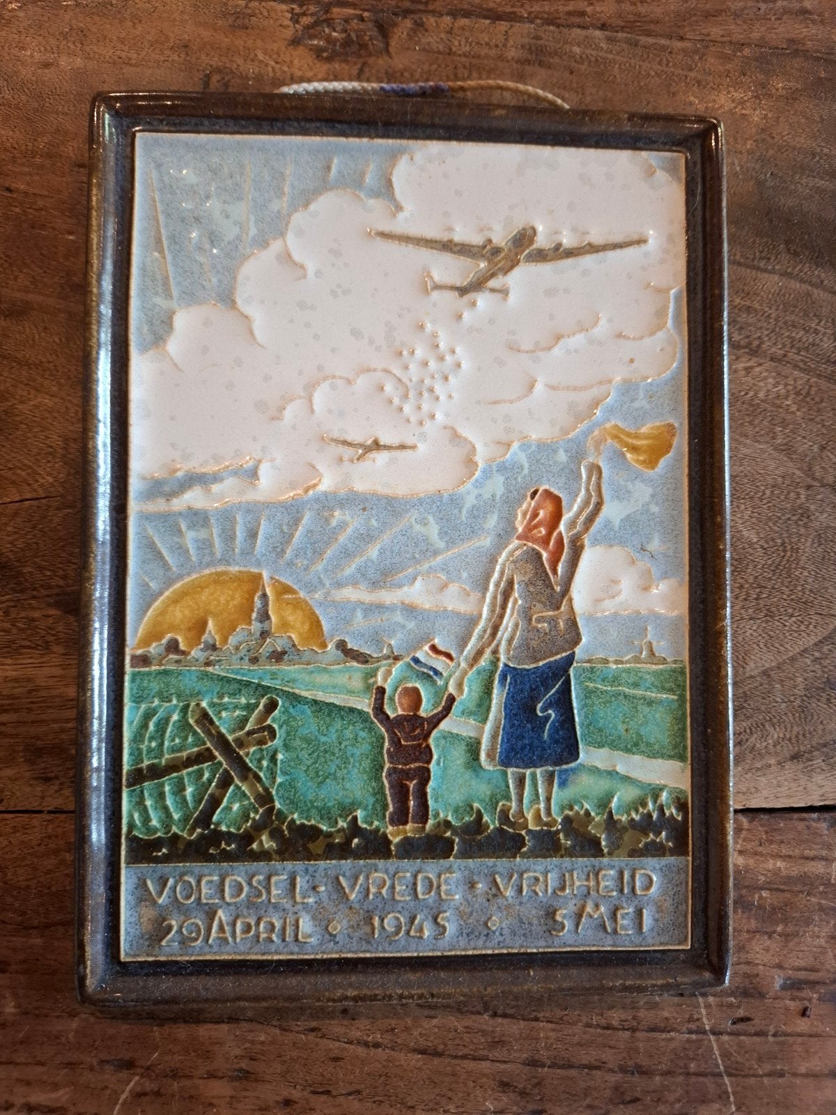 Delfts Blauw Tegel 'Voedsel Vrede Vrijheid 29 April 1945', Ophalen
