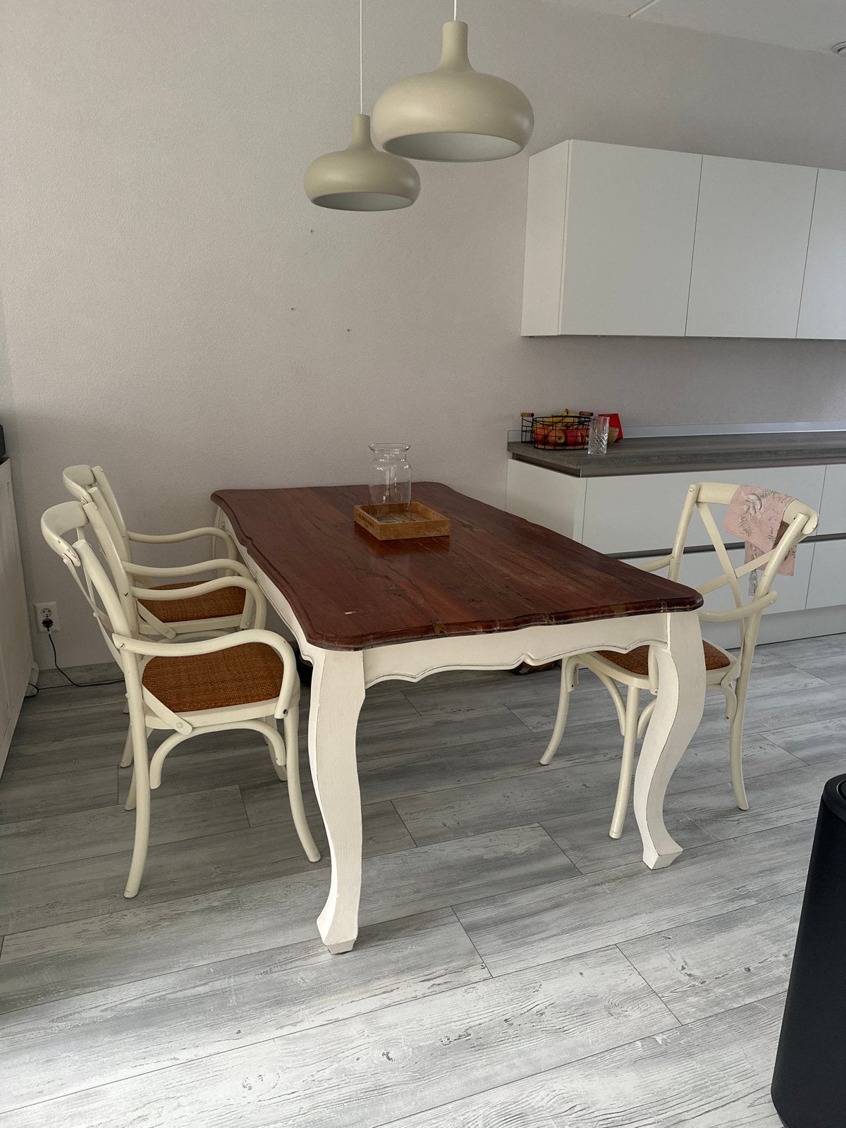 Landelijk eettafel met houten blad en crèmekleurig onderstel, Huis en Inrichting, Tafels | Eettafels, Ophalen, Gebruikt, 100 tot 150 cm