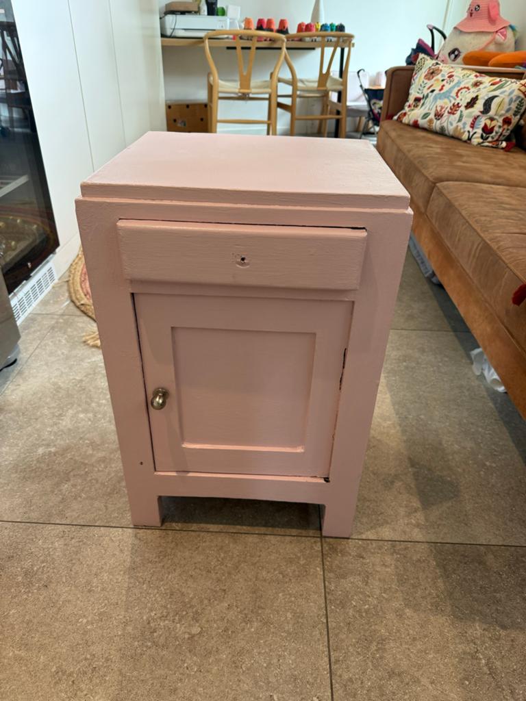 Roze houten nachtkastje, Huis en Inrichting, Slaapkamer | Nachtkastjes, Ophalen, Gebruikt, Minder dan 45 cm, 55 tot 70 cm