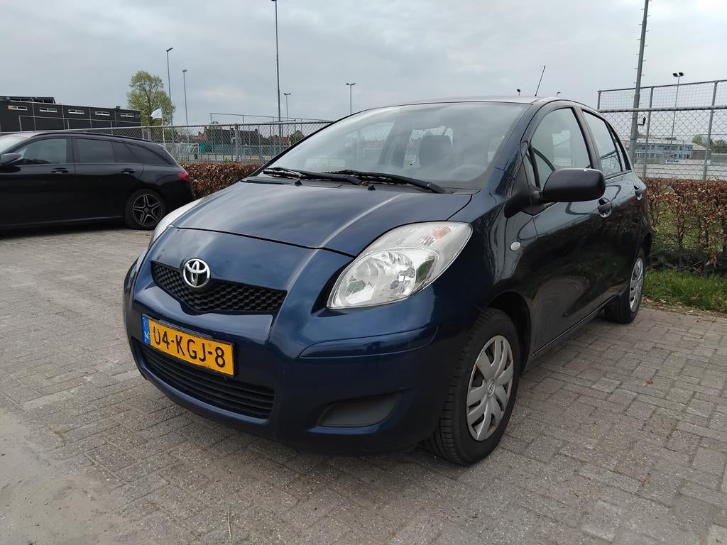 Toyota Yaris 1.0 12V Vvt-i 5deurs, airco werkt, apk nov, Auto's, Voorwielaandrijving, Stof, 40 €/maand, Blauw