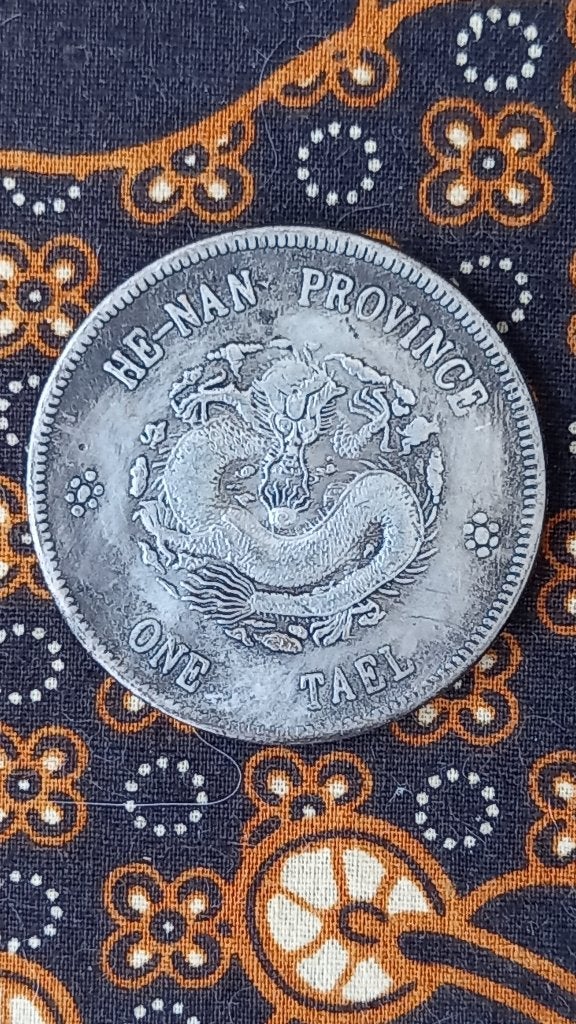 Mooie oude Chinese One Tael munt met karakters 4,4 cm., Antiek en Kunst, Zilver, China, Ophalen of Verzenden, Brons