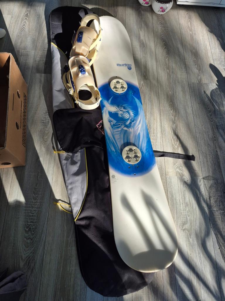 Burton Snowboard met bindingen en tas - Maat 151, Sport en Fitness, Snowboarden, Ophalen of Verzenden, Gebruikt, Board