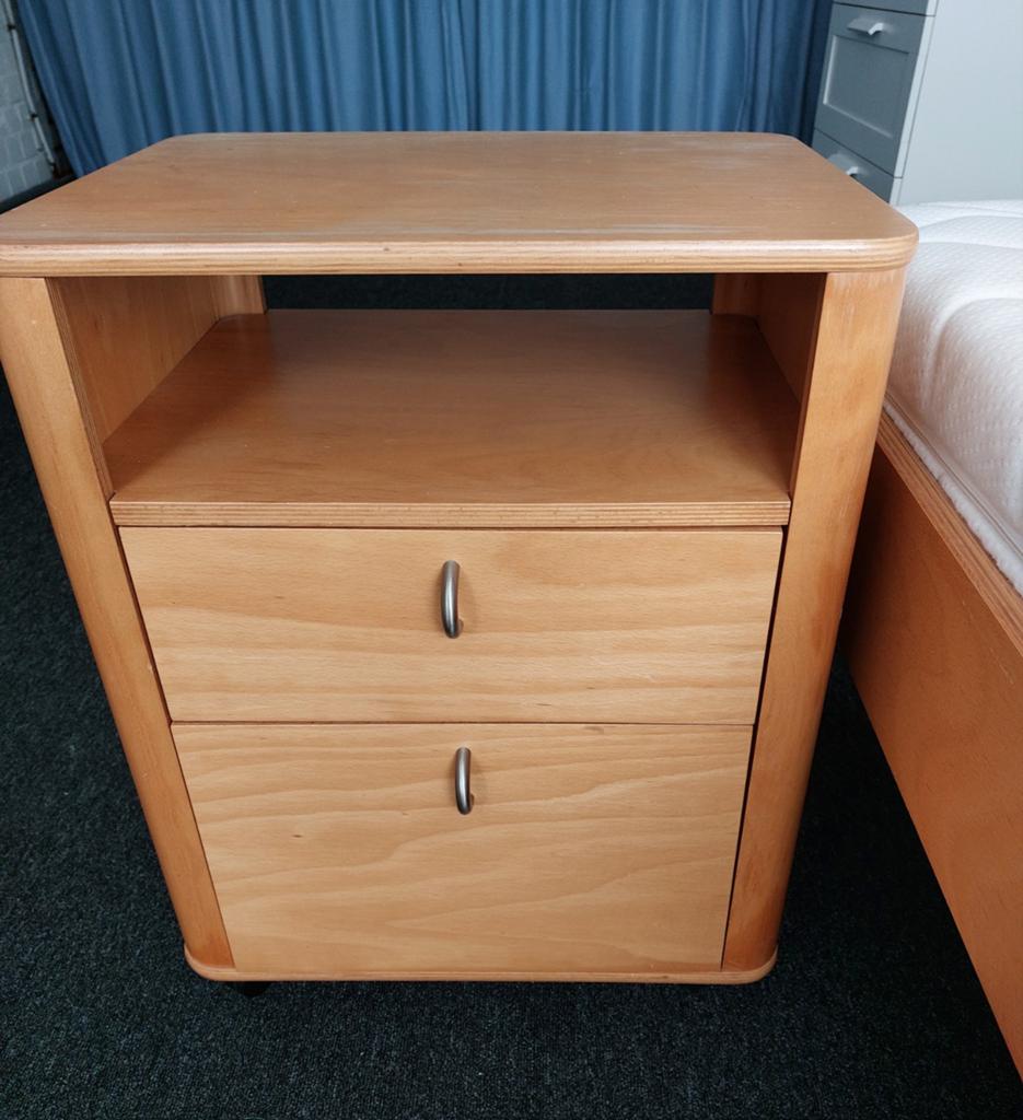 Houten nachtkastje met lades en wieltjes, Gebruikt, 45 tot 65 cm, Hout, 55 tot 70 cm