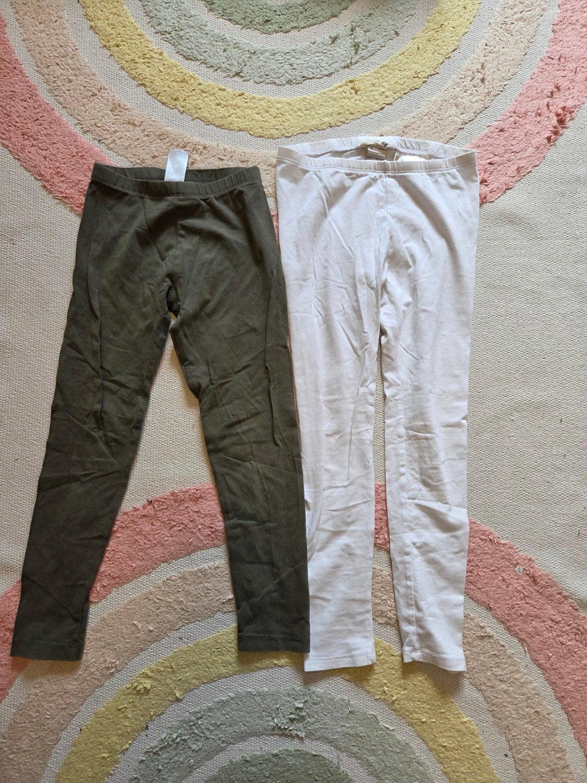 Twee leggings maat 122-128 khaki groen en wit, Broek, Gebruikt, Meisje, Ophalen of Verzenden