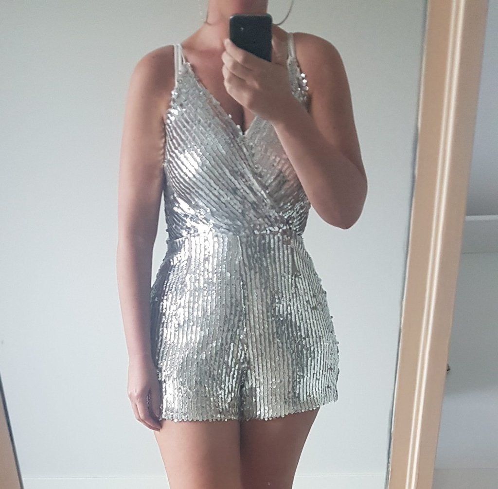 Zilveren pailletten playsuit - perfect voor feestjes!- Nieuw, Kleding | Dames, Jumpsuits, Ophalen of Verzenden, Nieuw, Maat 42/44 (L)