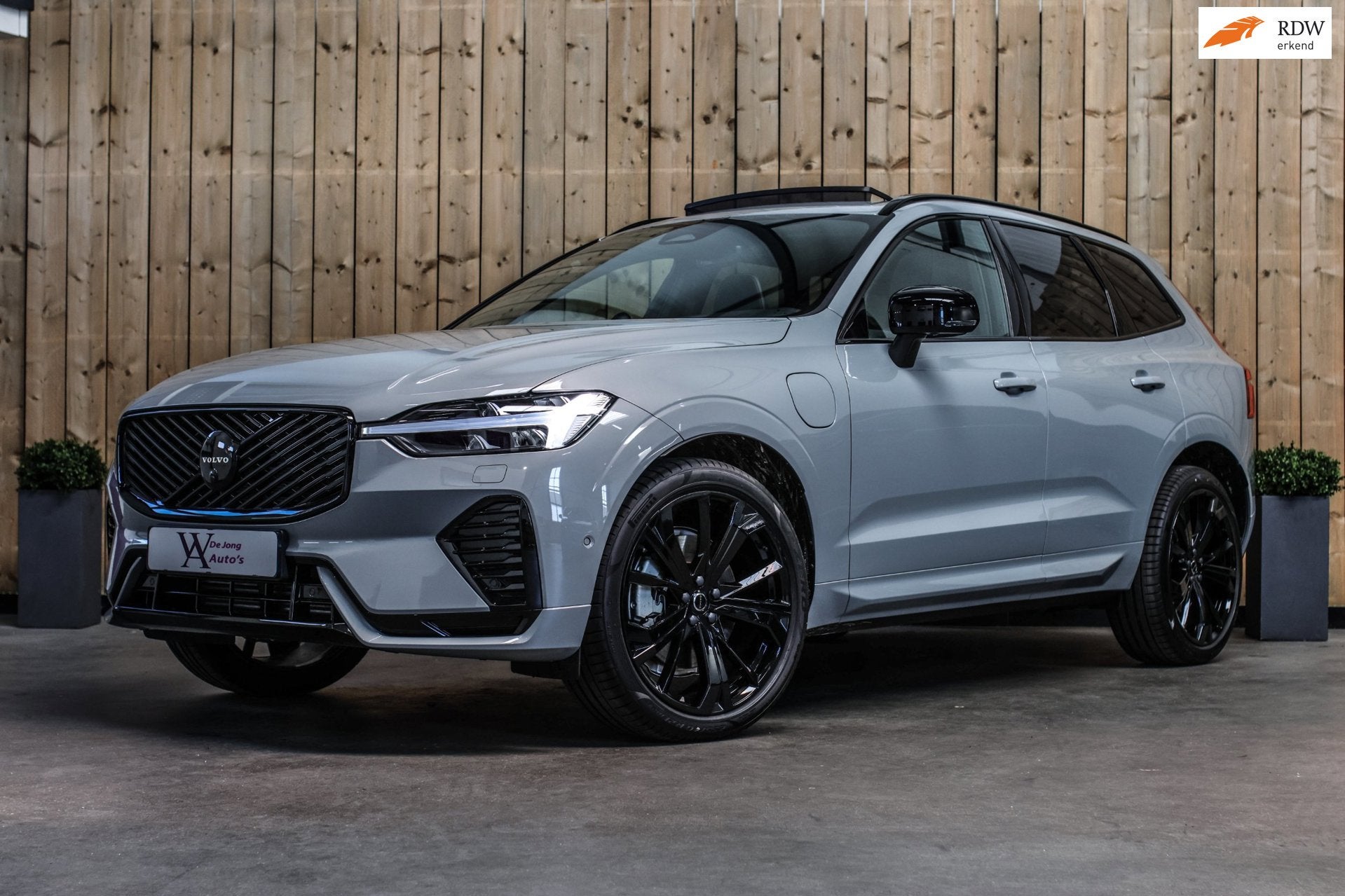 Volvo XC60 2.0 T8 Plug-in hybrid AWD Ultra Black Edition *B&, Auto's, Automaat, Gebruikt, Zwart, 4 cilinders
