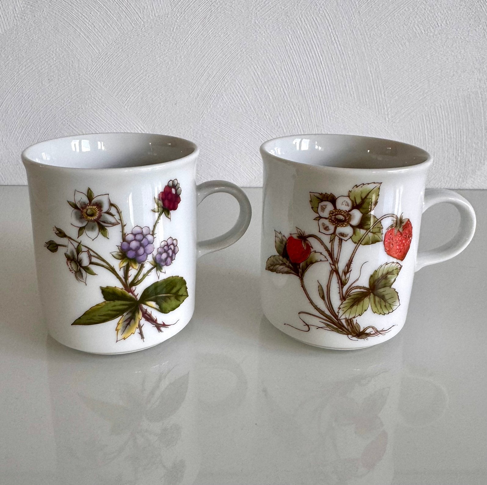 2 vintage Winterling Röslau mokken Botanisch Aardbei/Braam, Verzenden, Zo goed als nieuw, Overige stijlen, Kop(pen) en/of Schotel(s)