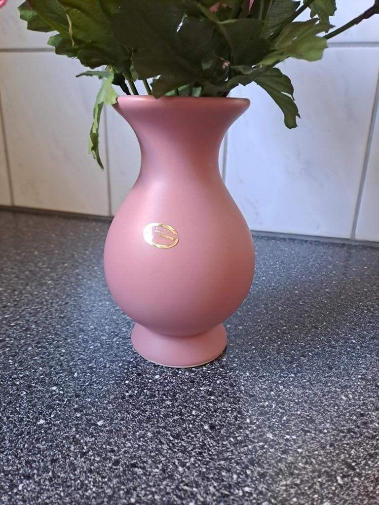Roze keramiek 'de gebroeders' vaas met kunstbloemen, Roze, Onbekend, Ophalen of Verzenden, Zo goed als nieuw