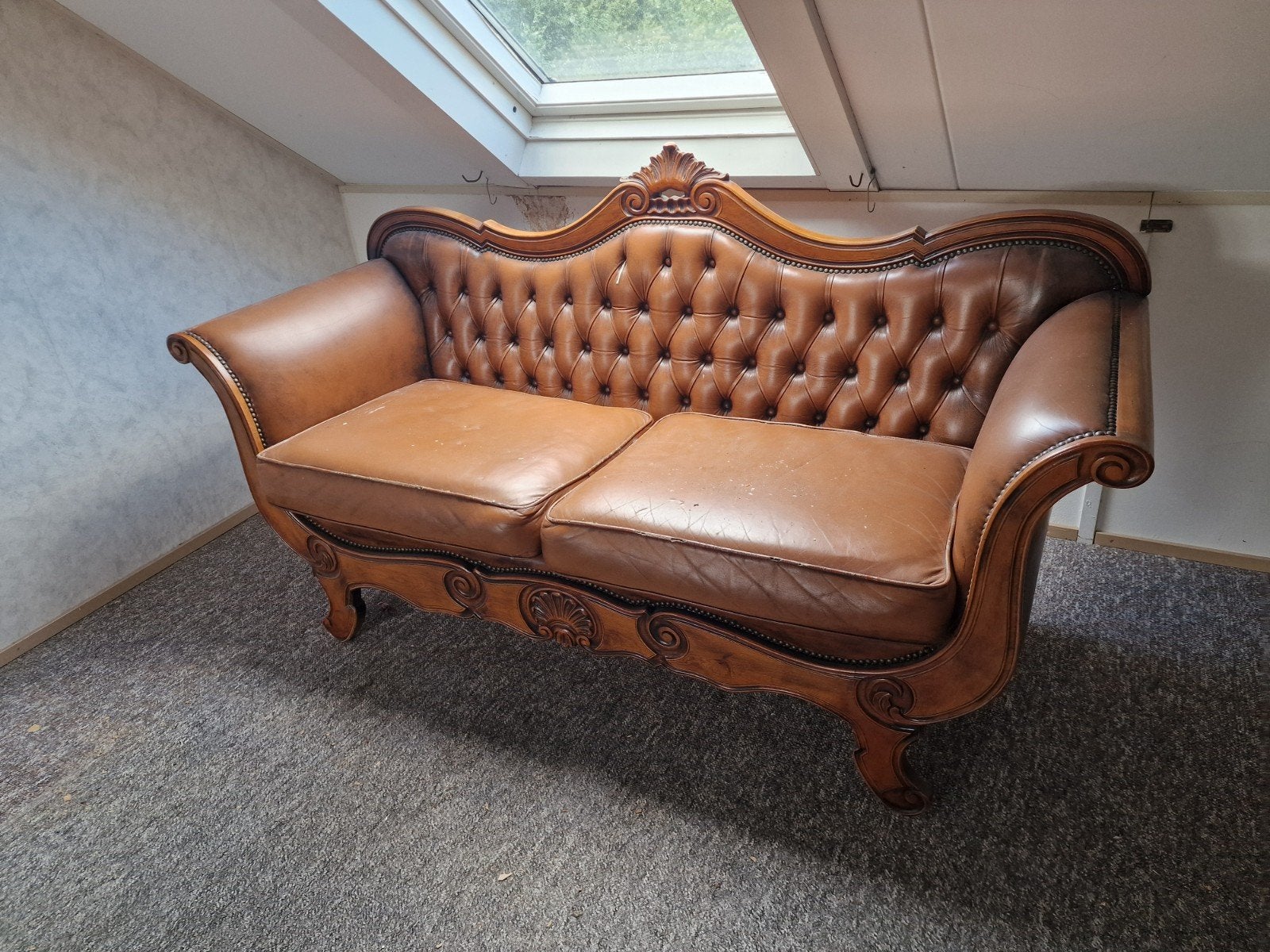 Antieke leren bank met houtsnijwerk | Chesterfield, Ophalen