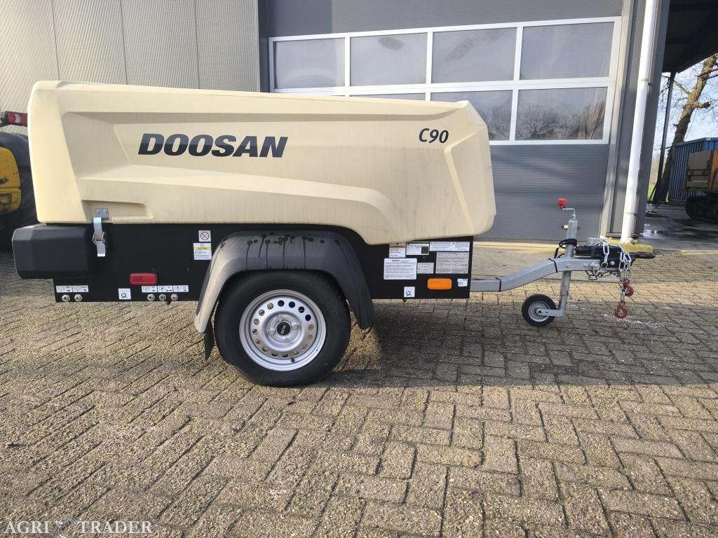 DOOSAN 7/25 MOBIELE COMPRESSOR, Zakelijke goederen, Machines en Bouw | Kranen en Graafmachines, Niet opgegeven, -, Niet opgegeven