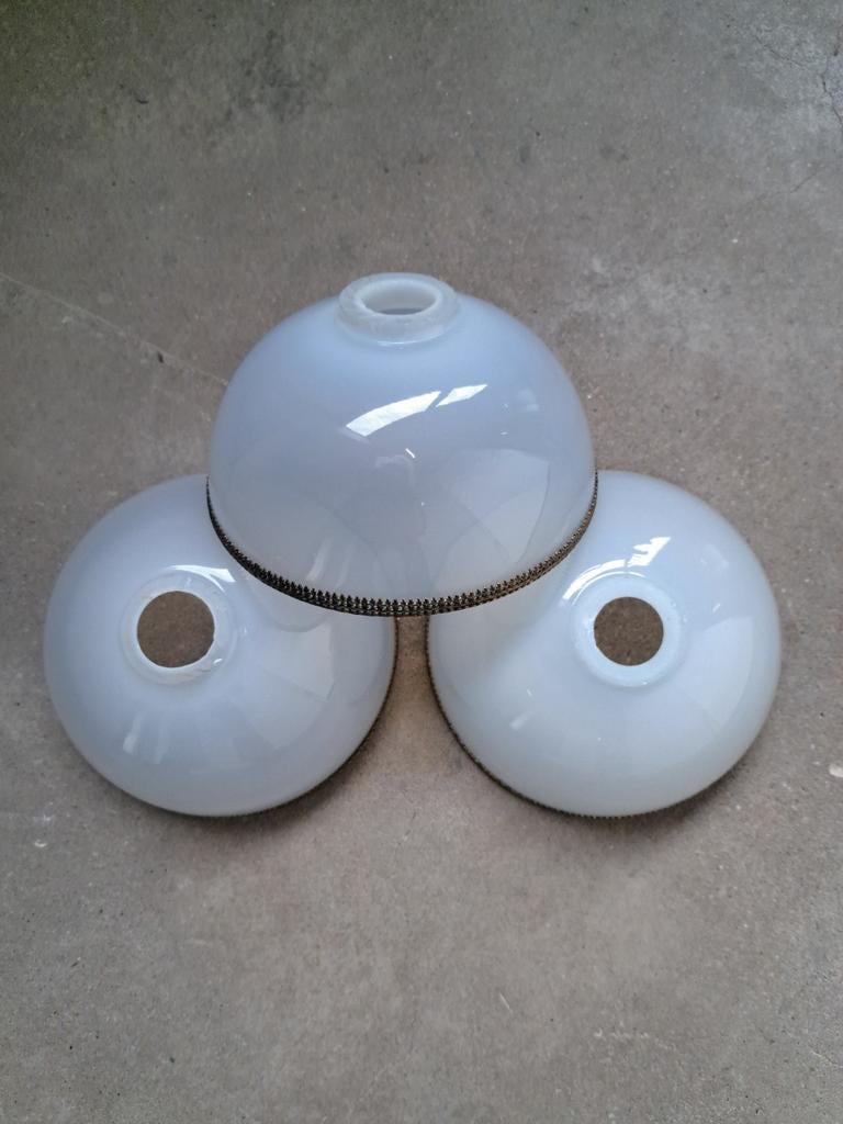 Vintage set van 3 opaline glazen/koperen lampenkappen, Gebruikt, Wit, Rond, Jaren 20/30