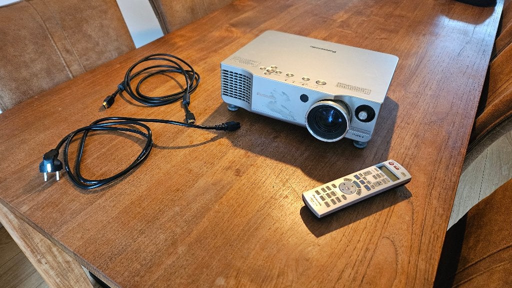 Panasonic PT-AE900E Beamer, Ophalen, Panasonic, HD (720), Zo goed als nieuw