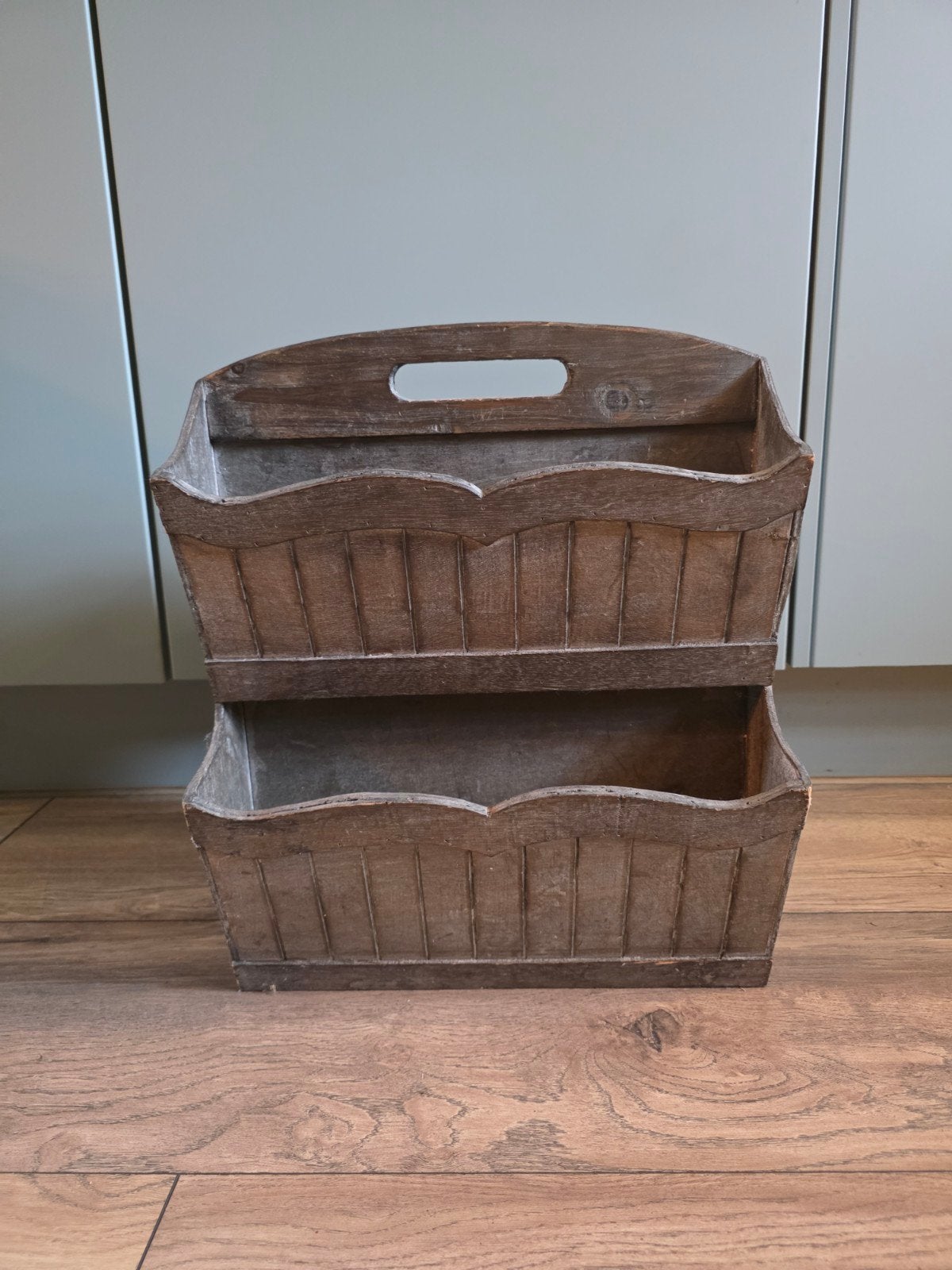 Vintage houten tijdschriftenrek met vier vakken, Huis en Inrichting, Meerdere vakken, Gebruikt, Tijdschriftenrek, Hout