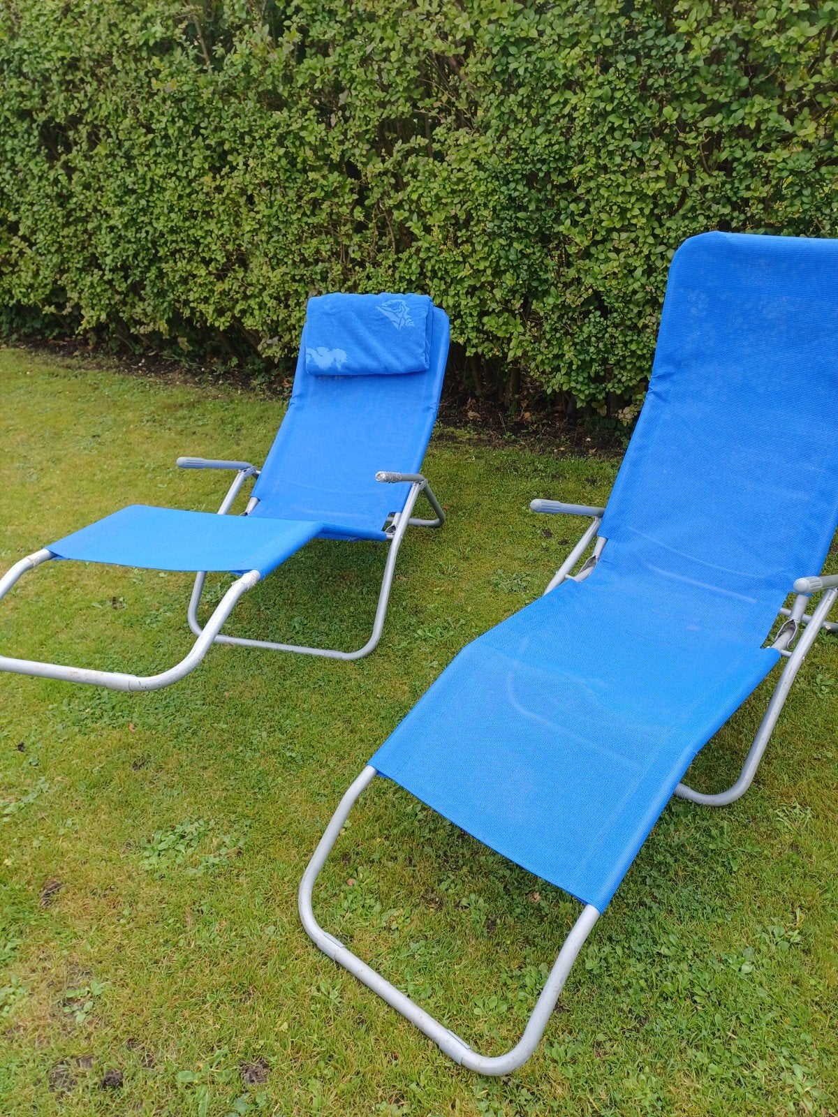2x Blauwe verstelbare ligstoelen